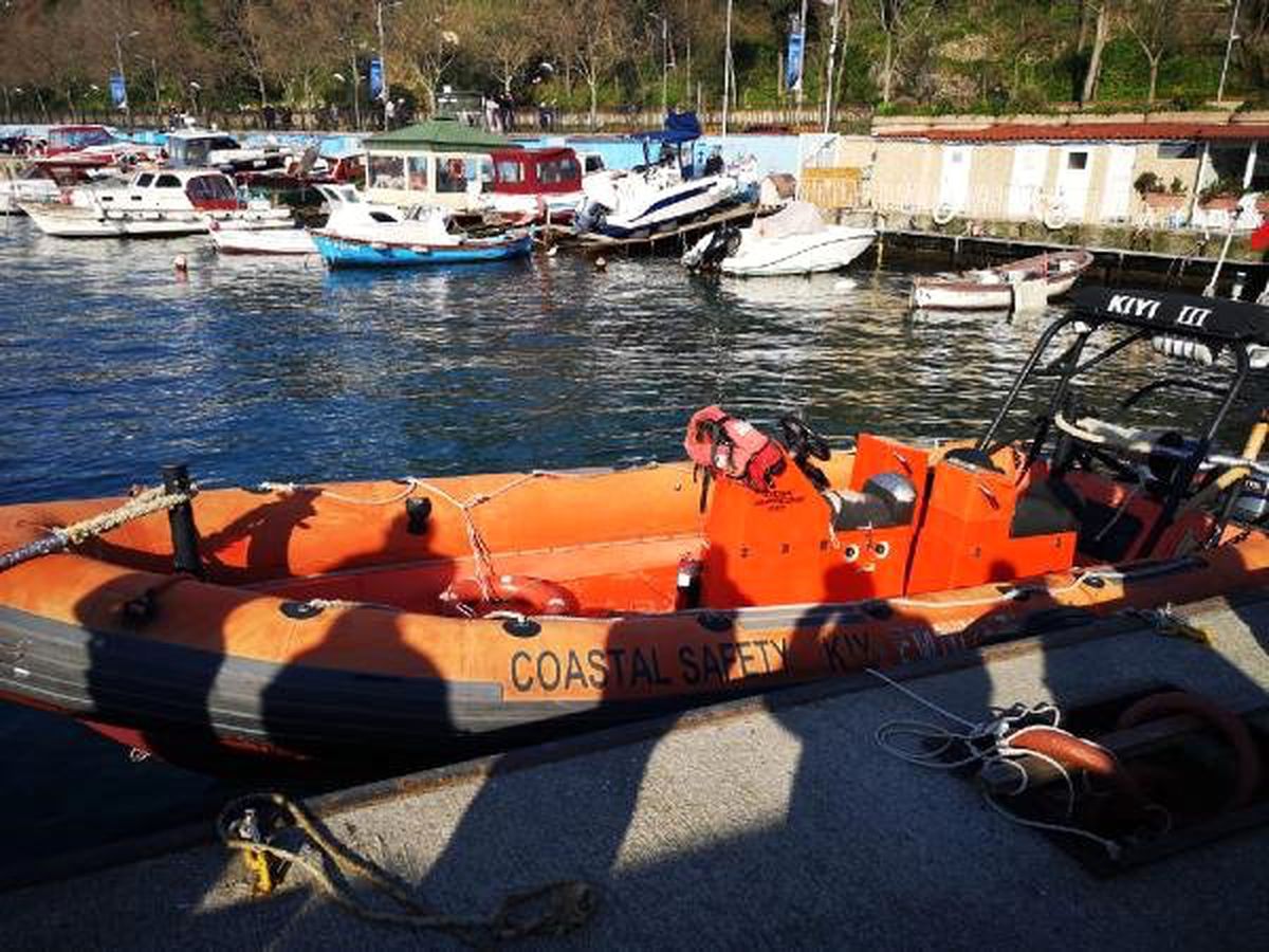Üsküdar\'da İntihara Kalkışan Kişiyi Bir Genç Denize Atlayarak Kurtardı