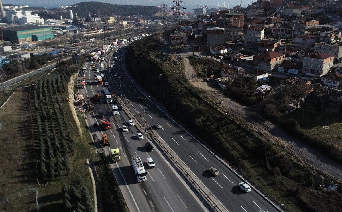 Yanan Kağıt Yüklü Tırın Tem\'de Oluşturduğu Trafik Havadan Görüntülendi