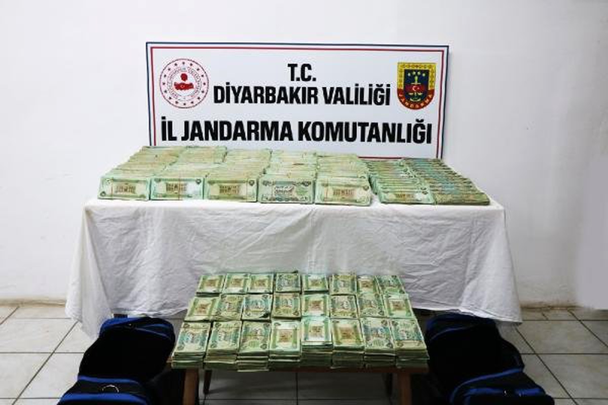 Yasadışı Yollardan Türkiye\'ye Getirilen 1 Milyon Irak Dinarı Ele Geçirildi