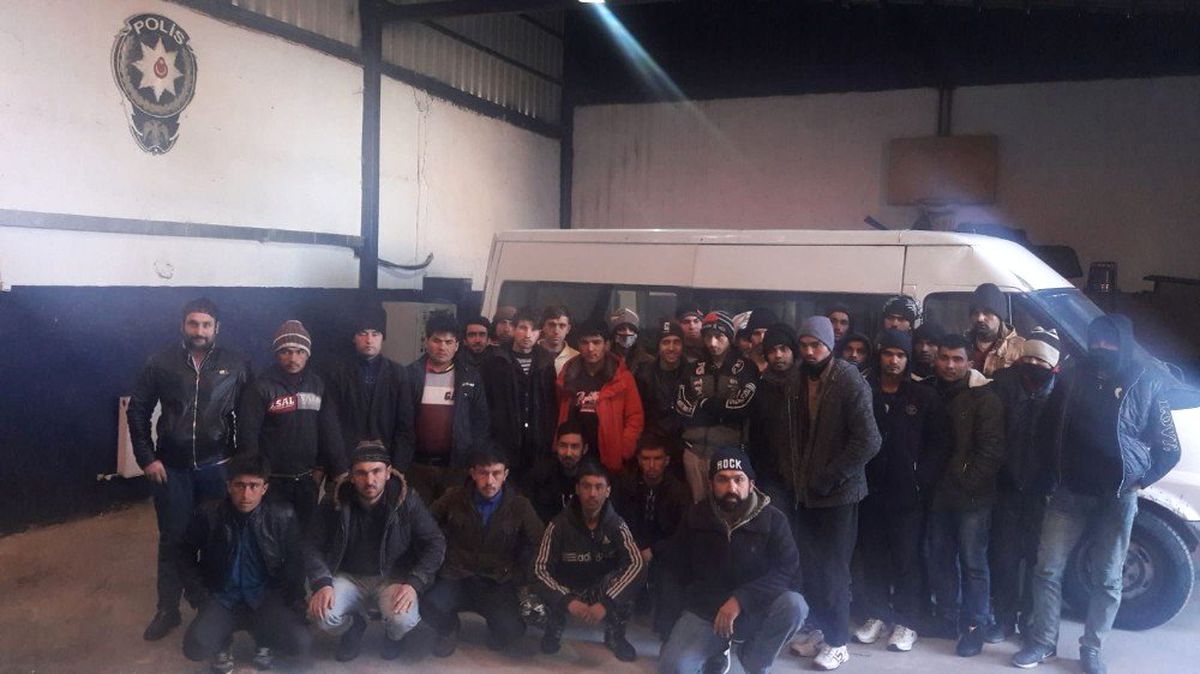 15 Kişilik Minibüsten 39 Göçmen Çıktı