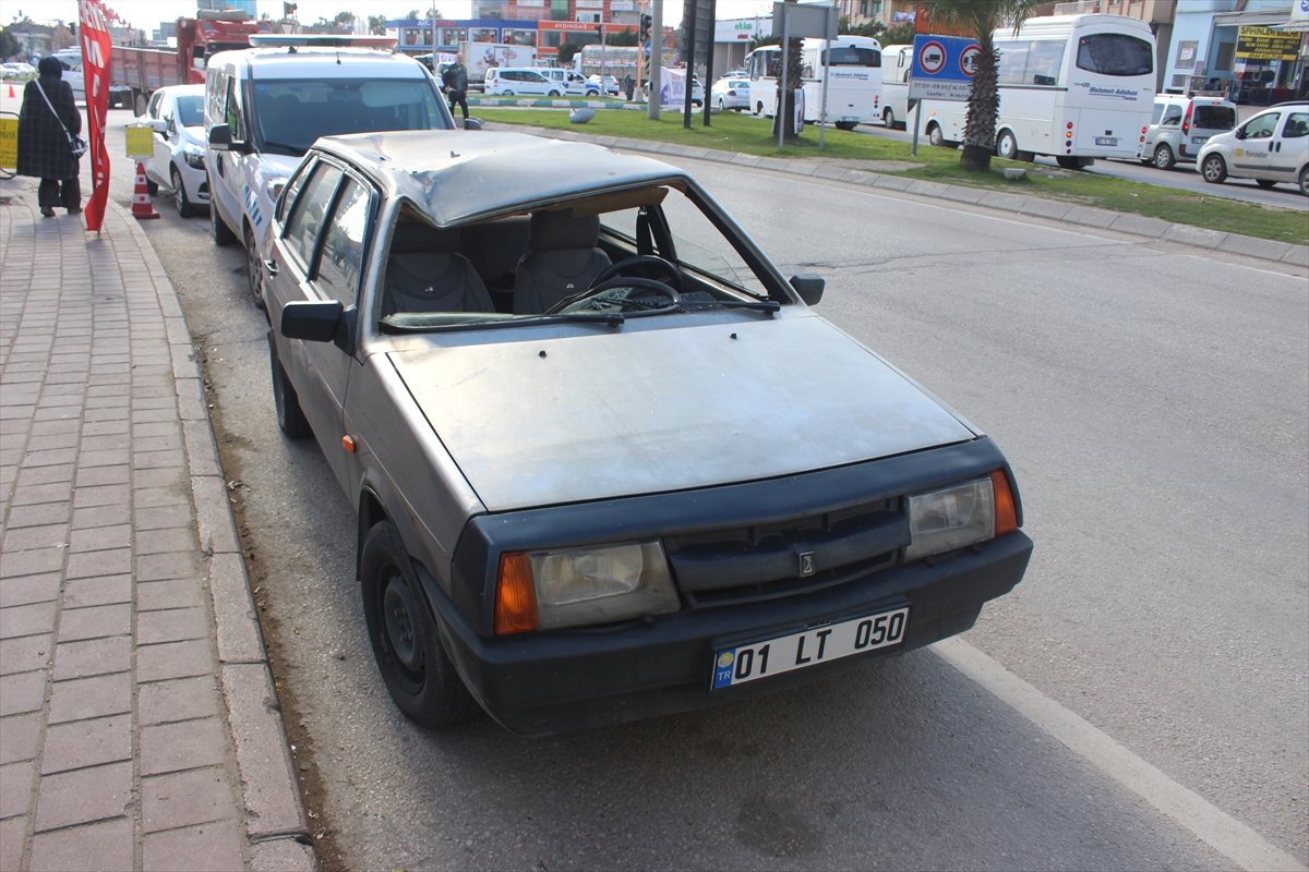 Adana\'da Elektrik Direği Otomobilin Üzerine Devrildi: 2 Yaralı
