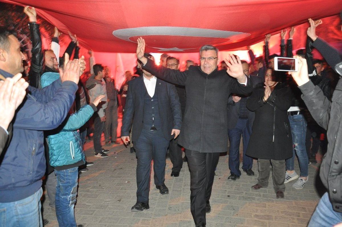 Ak Partili Adayın Köy Ziyareti Mitinge Dönüştü