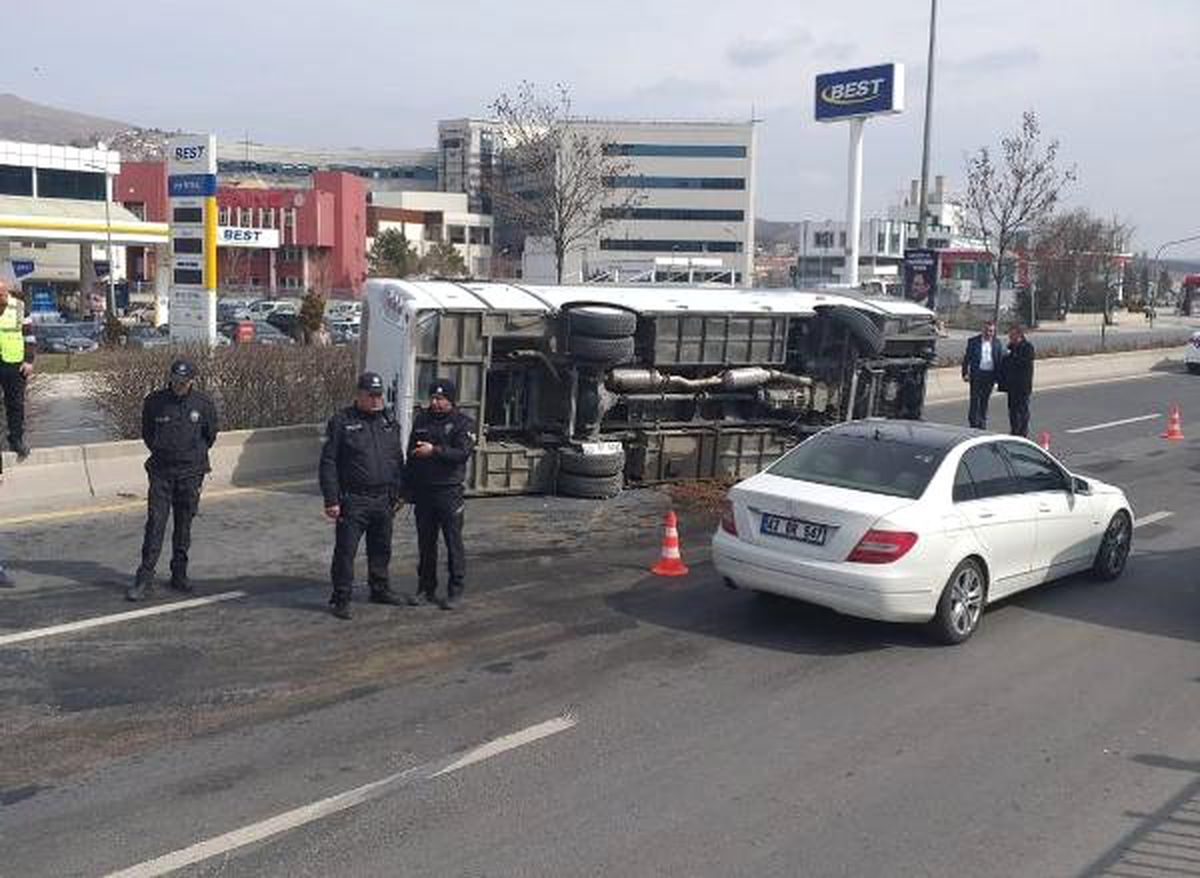 Ankara\'da Midibüs Devrildi: 1 Yaralı