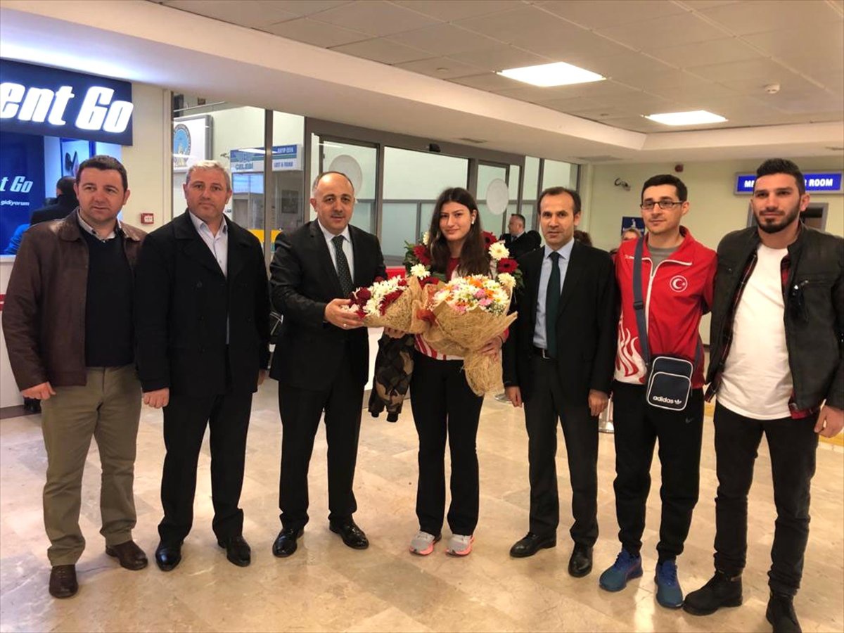 Avrupa Şampiyonu Eskrimci Nisanur Erbil, Samsun\'da Çiçeklerle Karşılandı
