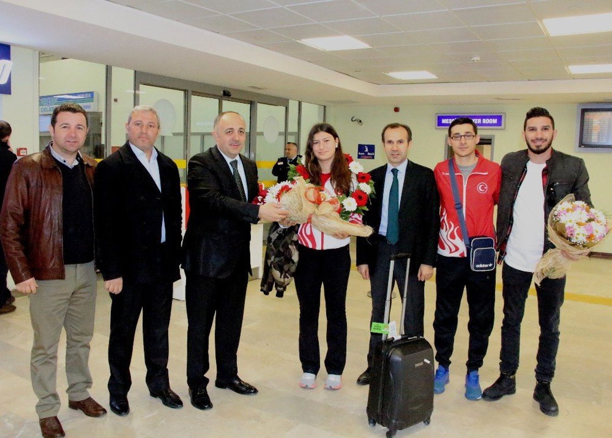 Avrupa Şampiyonu Nisanur\'a Havaalanında Çiçeklerle Karşılandı