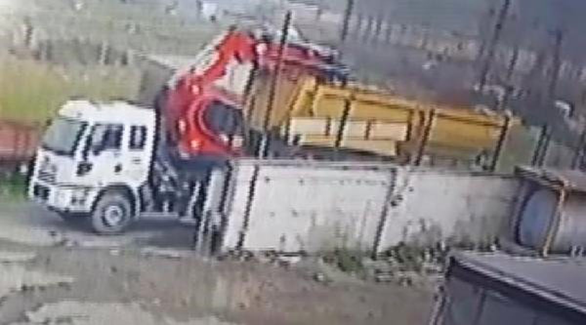 Başakşehir\'de Tır Dorsesinin Vinçle Çalınması Anları Kamerada