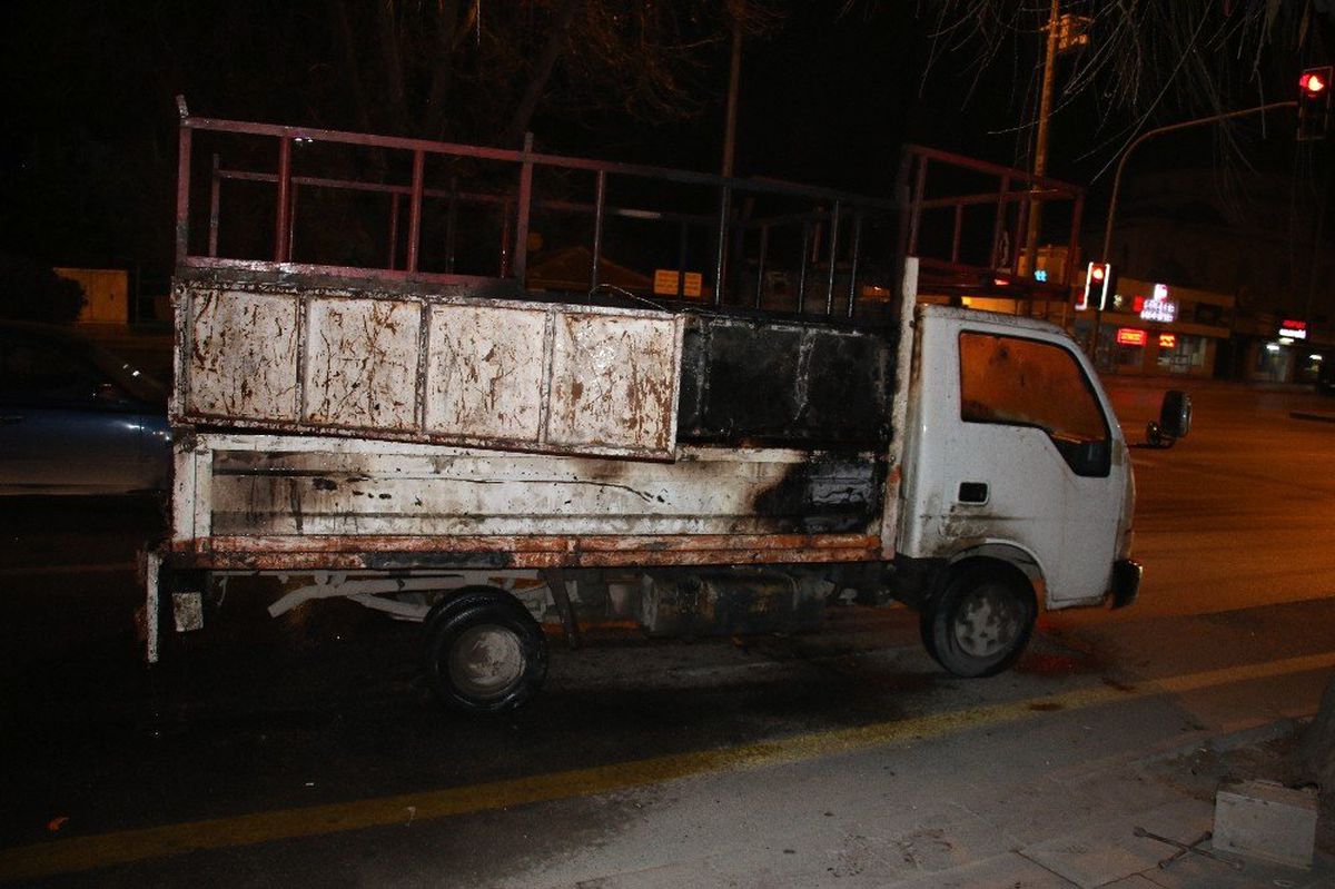 Başkent\'te Sigara İzmariti Kamyoneti Tutuşturdu