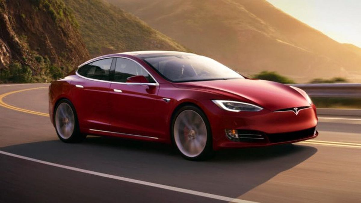 Bir Tesla Sürücüsü, 120 Km/s Hızla Giden Araçta Uyurken Görüntülendi