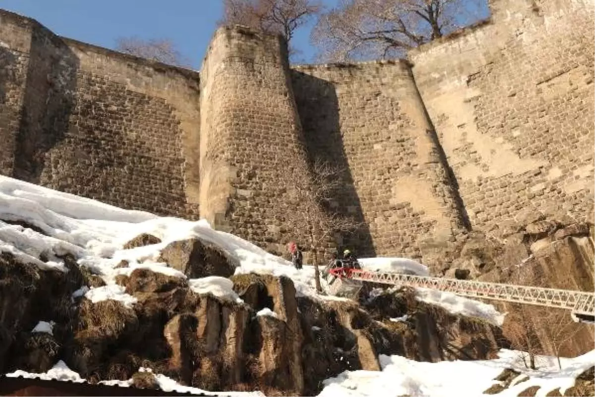 Bitlis Kalesi\'ndeki Kar Kütlelerini Dağcılar Temizledi