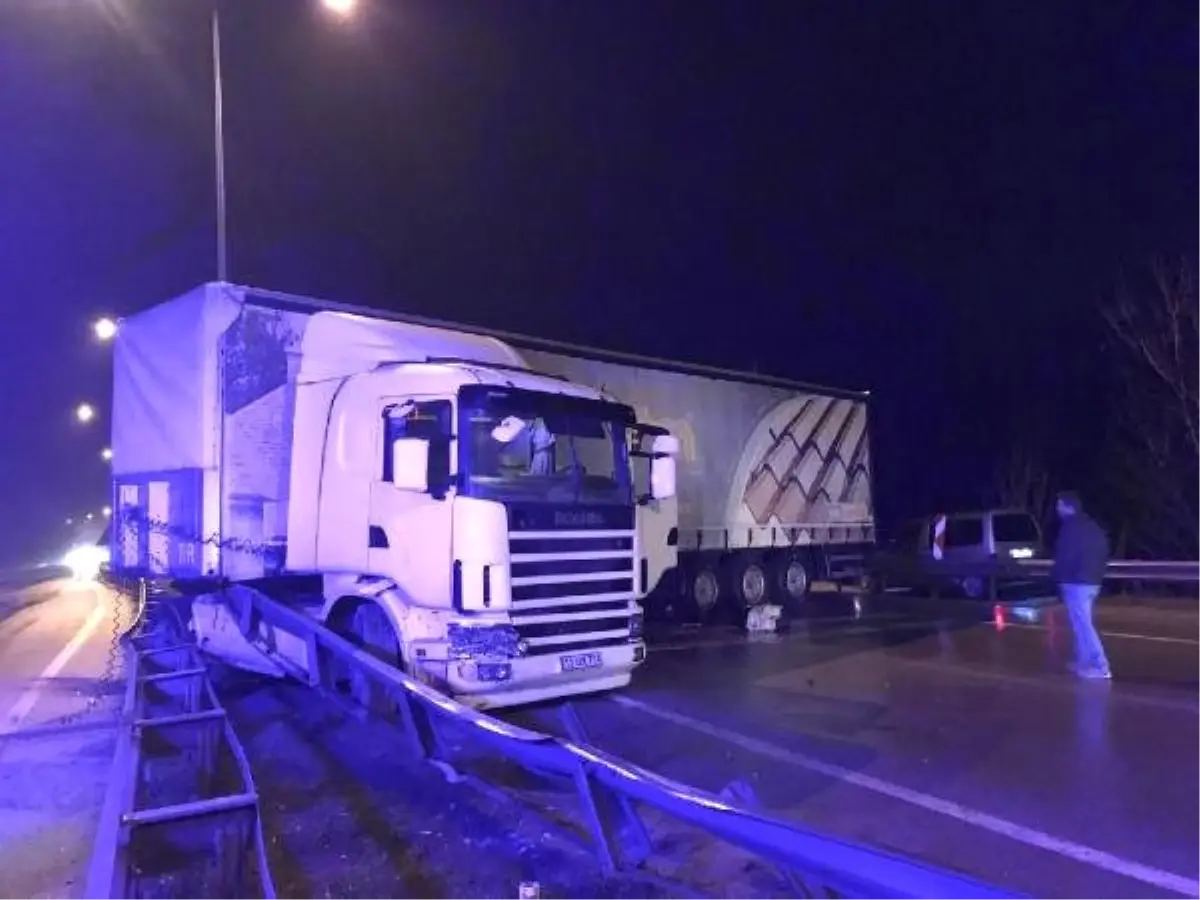 Bursa\'da Kontrolden Çıkan Tır Nedeniyle Bursa-Gemlik Yolu 2 Saat Trafiğe Kapandı