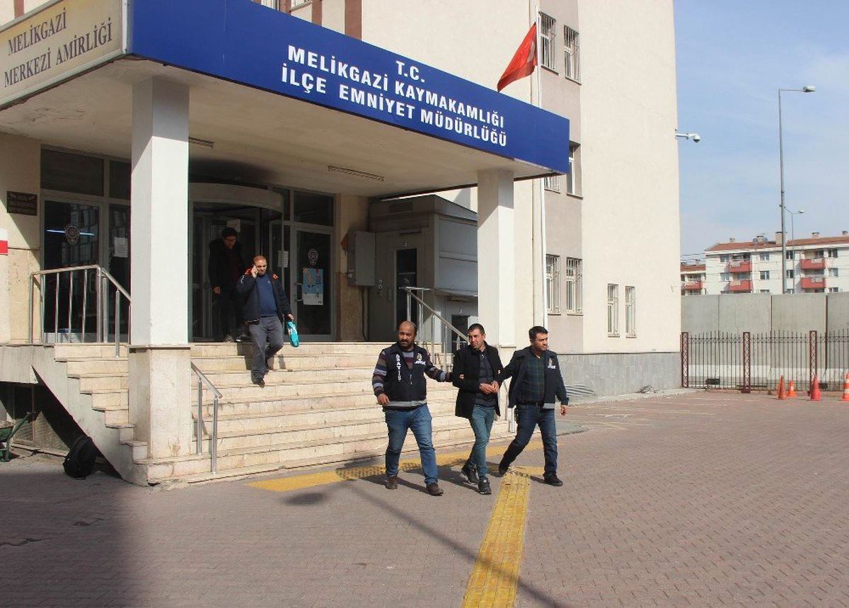 Camilere Dadanan Hırsız Uslanmadı