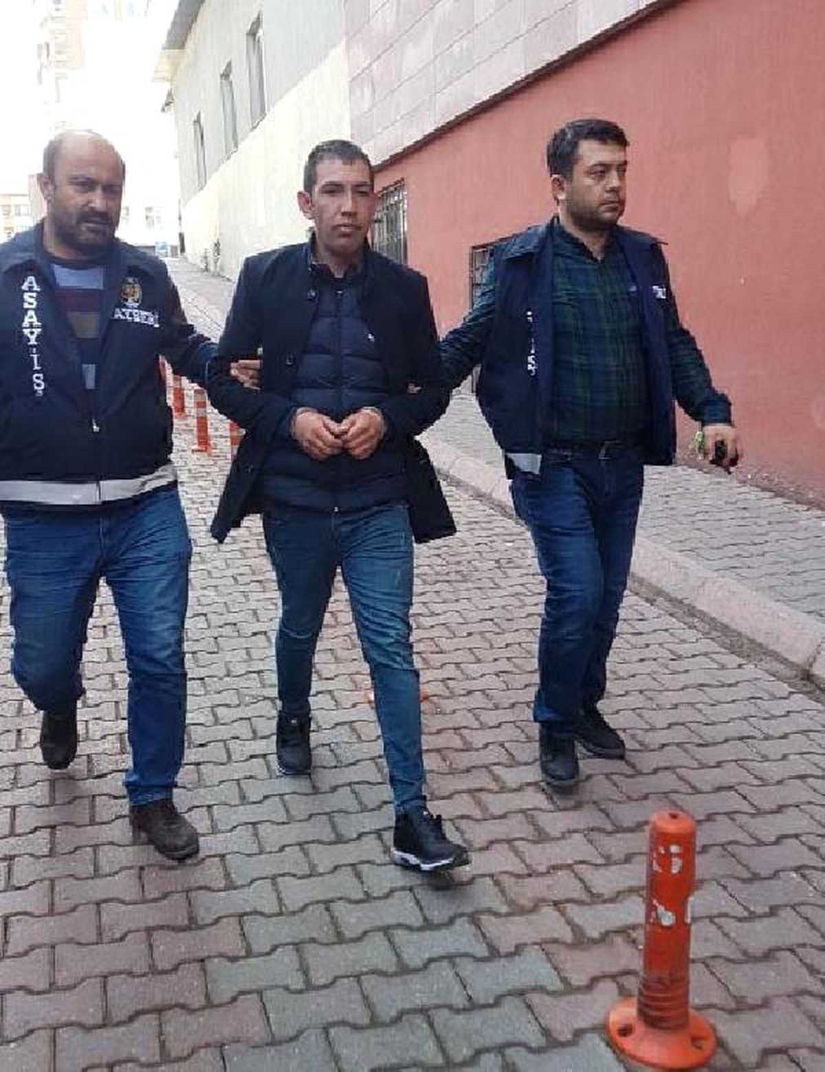 Caminin Yardım Paralarını Çalan Sabıkalı Şüpheli Yakalandı