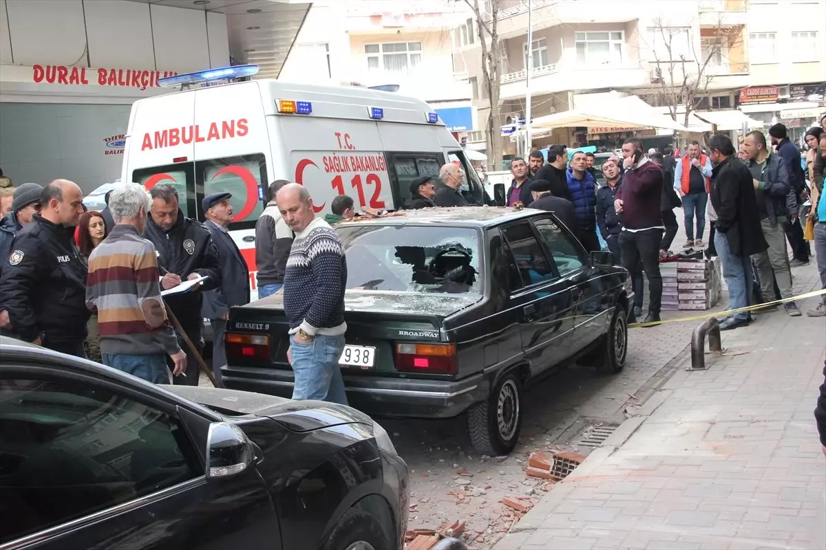 Çatıdan Düşen Tuğla Hasar Oluşturdu