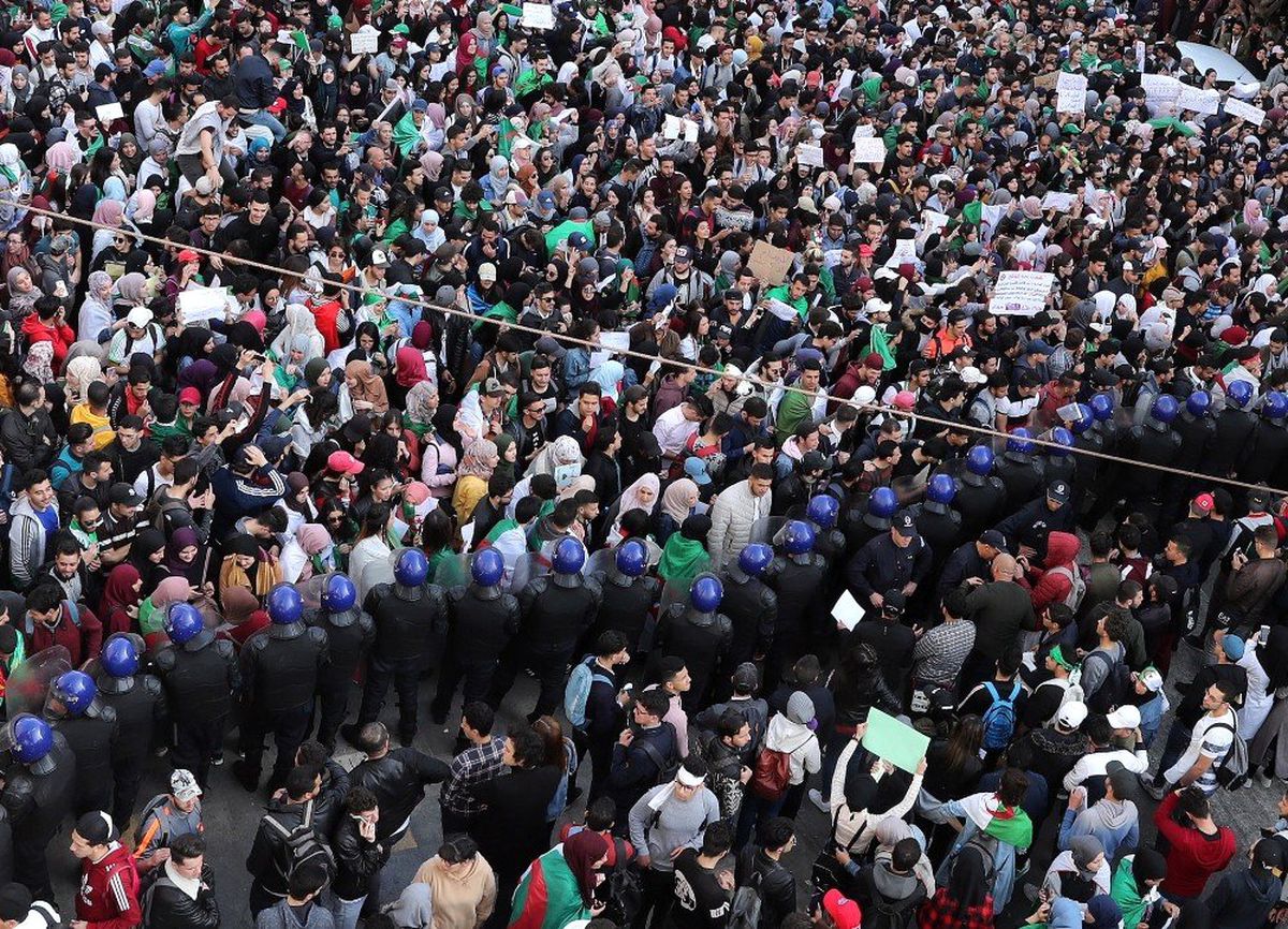 Cezayir\'de Savaş Gazileri Protestoları Destekliyor