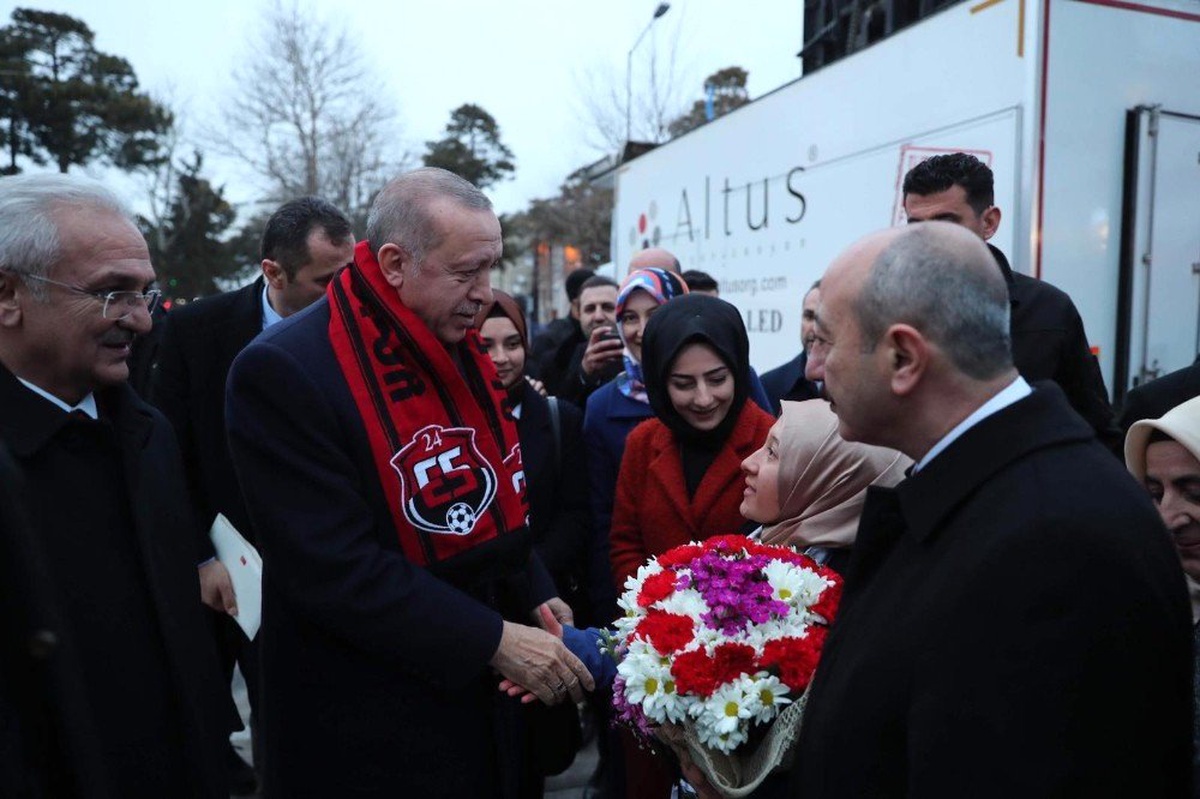 Cumhurbaşkanı Erdoğan, Erzincanlı Milli Kayakçıyı Külliyeye Davet Etti