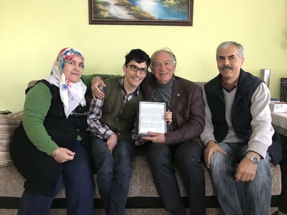 Demir\'den Sosyal Medya Takipçisi Engelli Gence Ziyaret