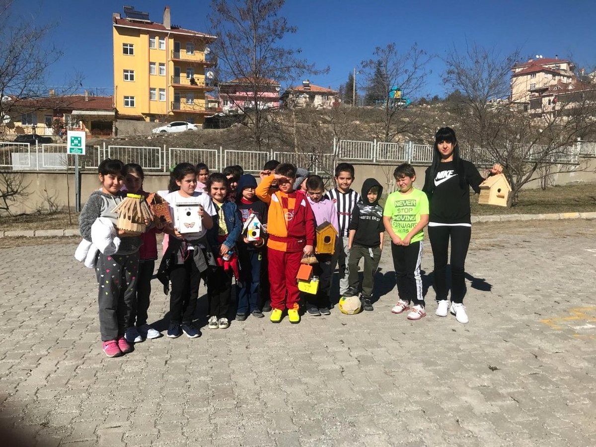 Doğanın Bekçileri Minik Öğrencilerden Kuşlara Yem