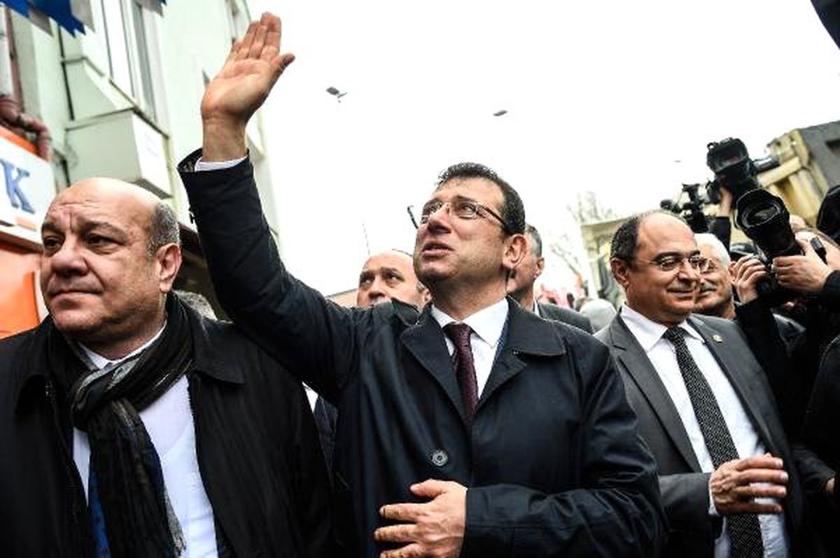 Ekrem İmamoğlu Seçim Çalışmalarını Beyoğlu\'nda Sürdürüyor