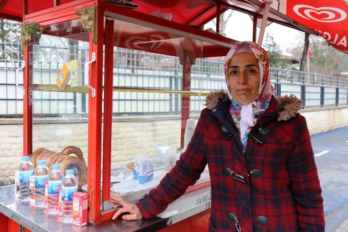 Eşi Terk Etti, Simit Satarak Çocuklarını Okutmaya Başladı