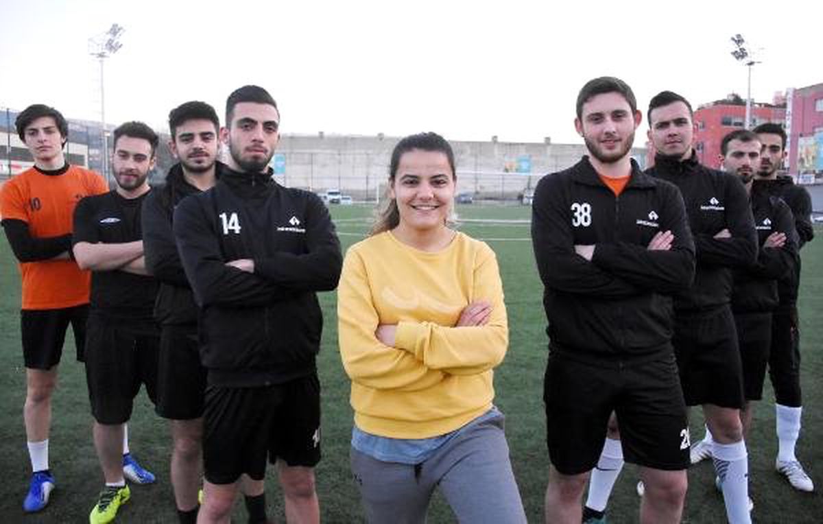 Futbola Kadın Eli