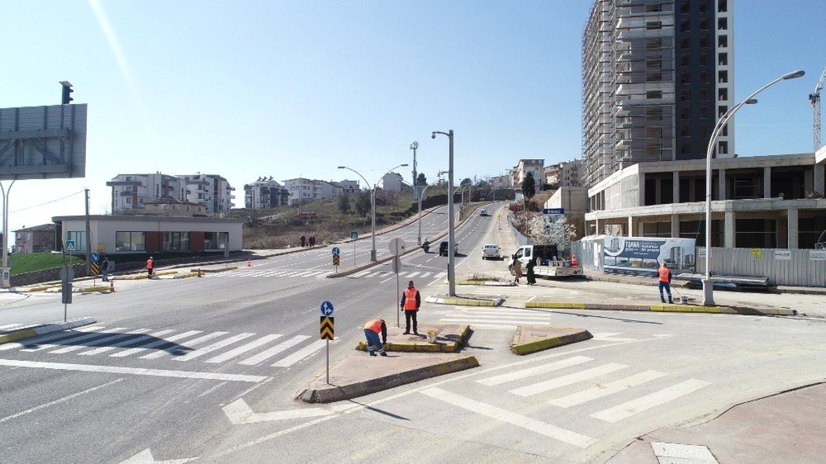 Gazanfer Bilge Bulvarı\'nda Bozulan Yol ve Kaldırımlar Yenileniyor