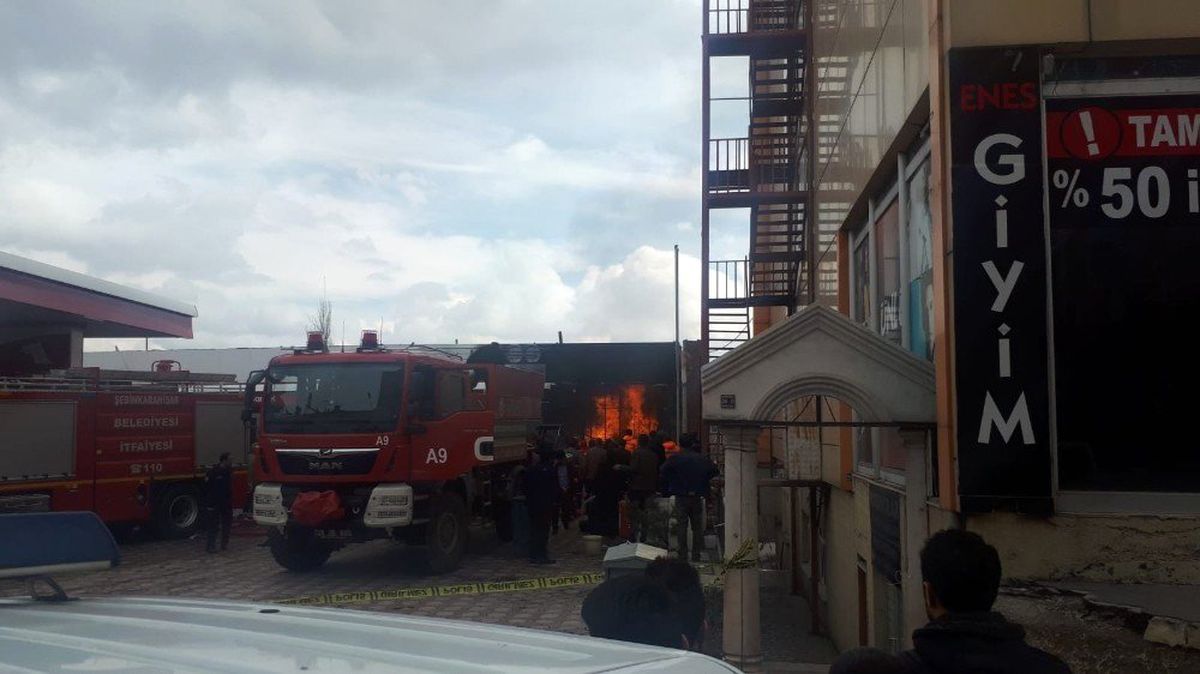 Giresun\'un Şebinkarahisar İlçesinde Bir Akaryakıt İstasyonunda Yangın Çıktı