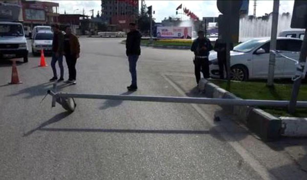 Hareket Halindeki Otomobilin Üzerine Aydınlatma Direği Devrildi