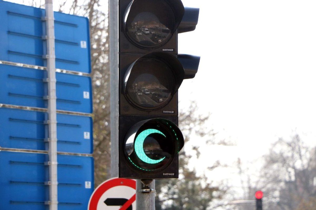 \'Hilal\' Şeklini Alan Trafik Işıkları Sürücülerin Dikkatini Çekti