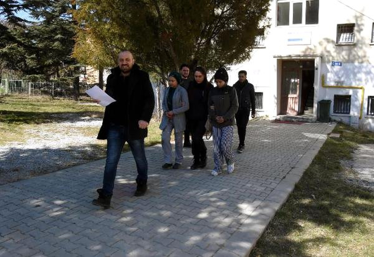 İçki Çaldıkları Marketin Güvenlik Görevlisine Biber Gazı Sıktılar