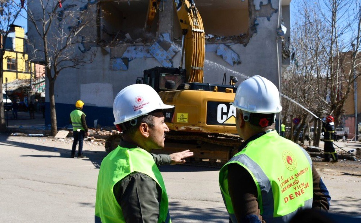 İş Makinesine Geçen Vali Sonel, 40 Yıllık Riskli Binanın Yıkımını Başlattı