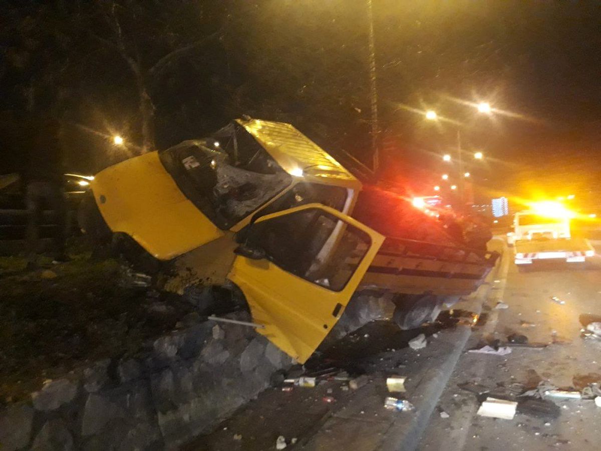 İzmir\'de Alkollü Sürücü Refüje Daldı