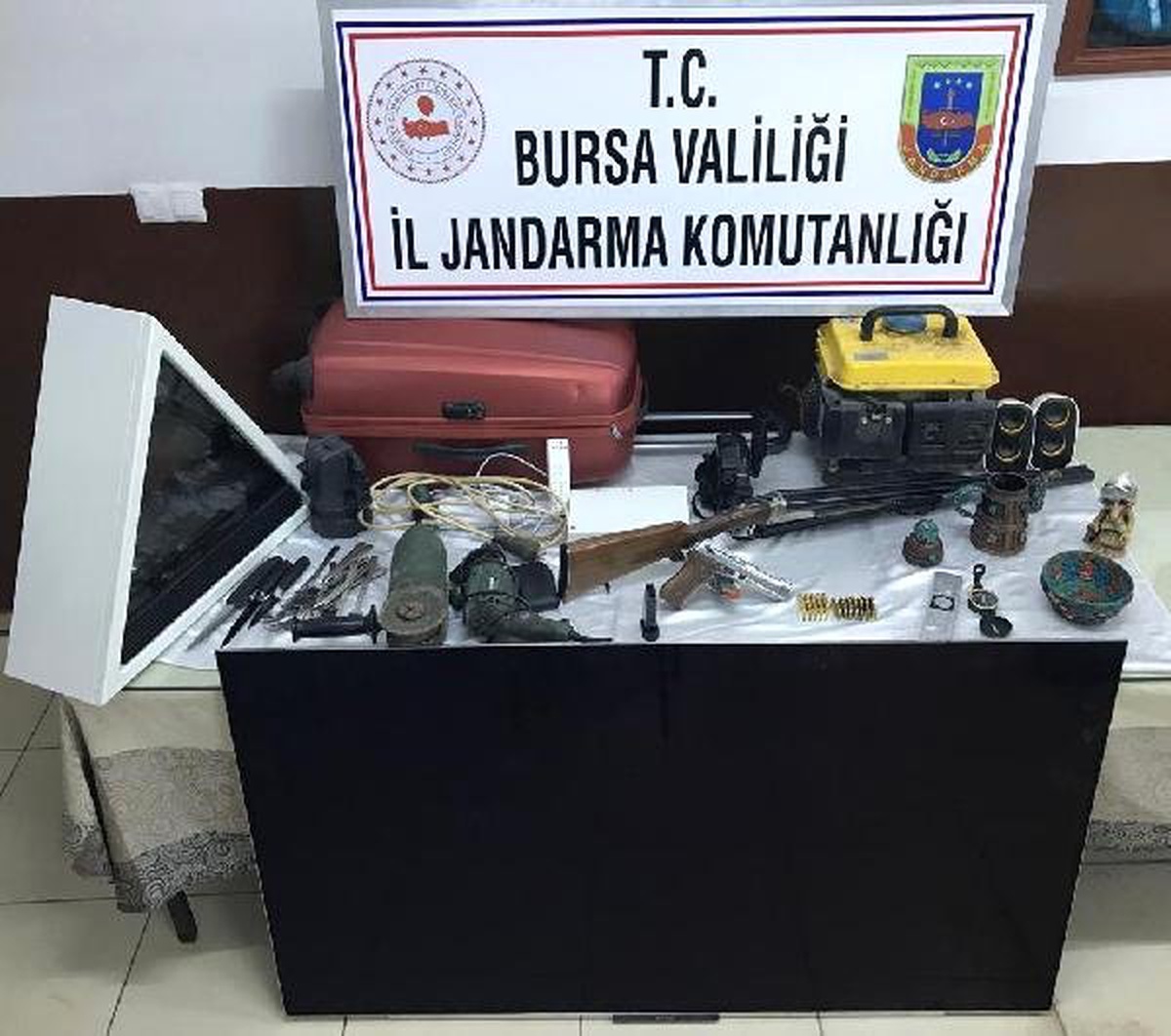 Jandarma 15 Farklı Kamerayı İzleyerek Hırsızlık Şüphelilerini Yakaladı