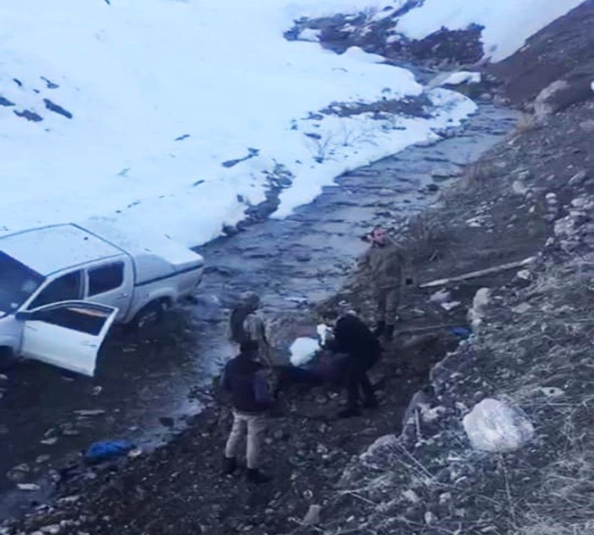 Kamyonet Dereye Uçtu: 2 Yaralı