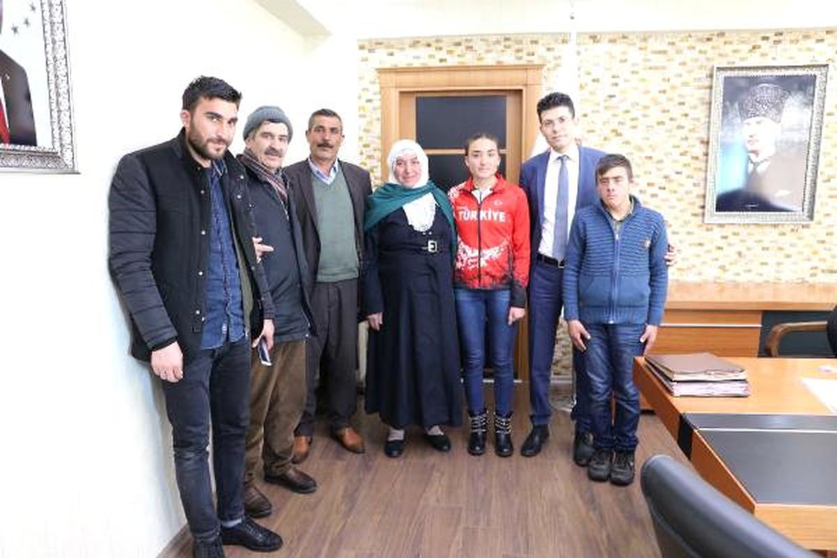 Kaymakam, Tek Ayakkabılı Şampiyon Emine\'yi Makamında Ağırladı