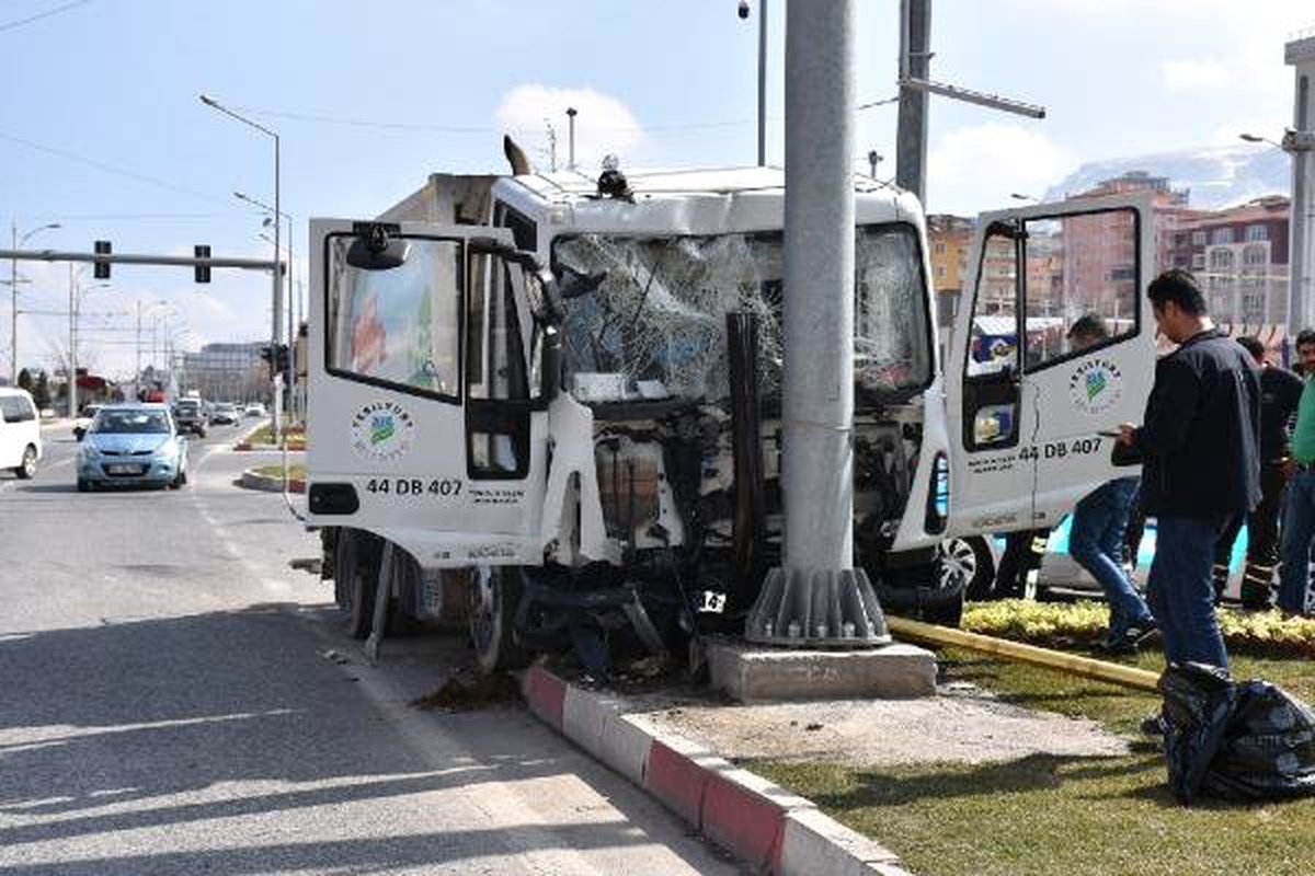 Malatya\'da Çöp Kamyonu ile Otomobil Çarpıştı: 9 Yaralı