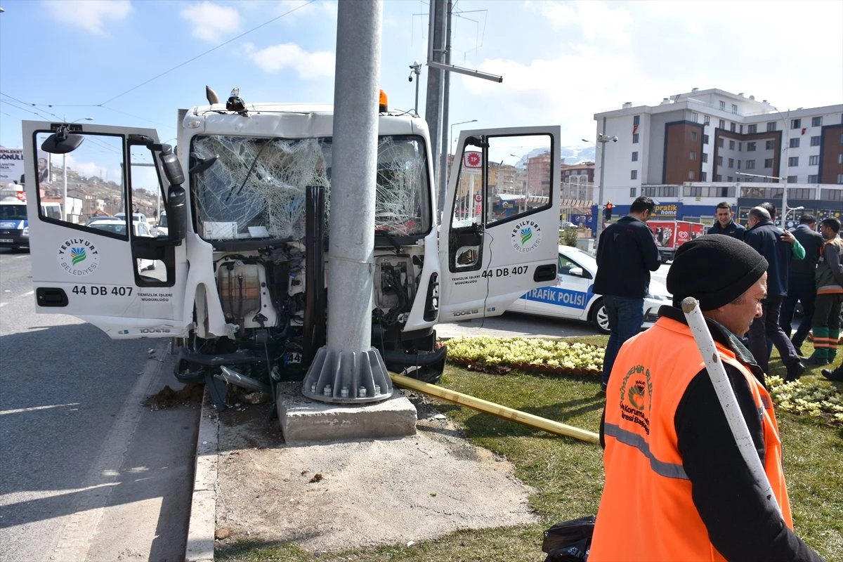 Malatya\'da Çöp Kamyonu ile Otomobil Çarpıştı: 9 Yaralı