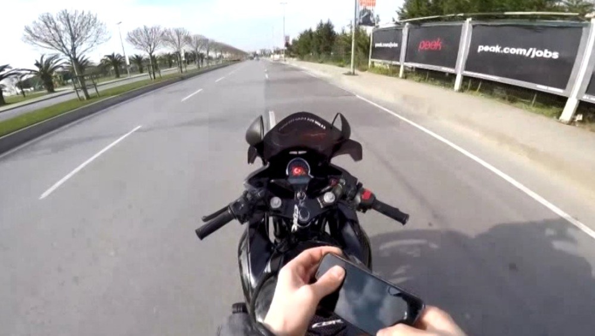 Maltepe Sahil Yolunda Motosikletli Maganda Seyir Halinde Deposuna Benzin Doldurdu