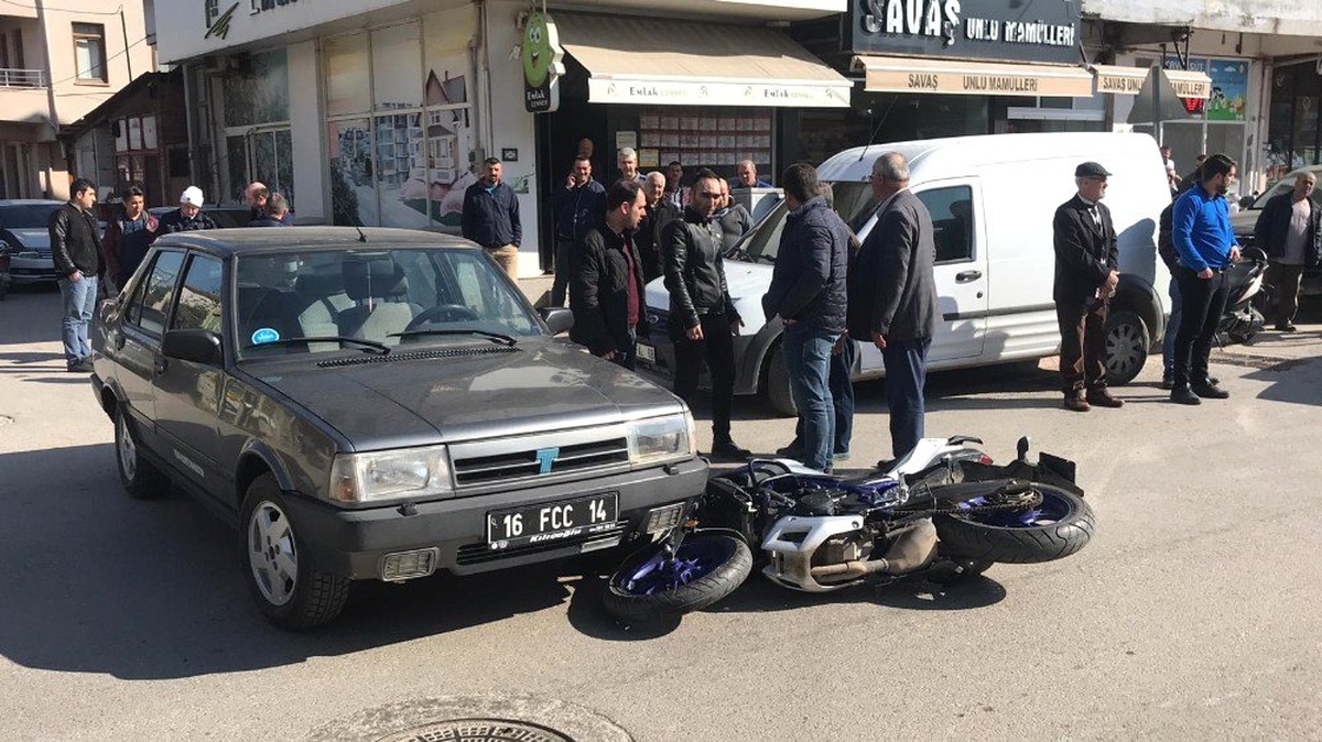 Motosiklet ile Resmi Plakalı Otomobil Çarpıştı, Bir Kişi Yaralandı