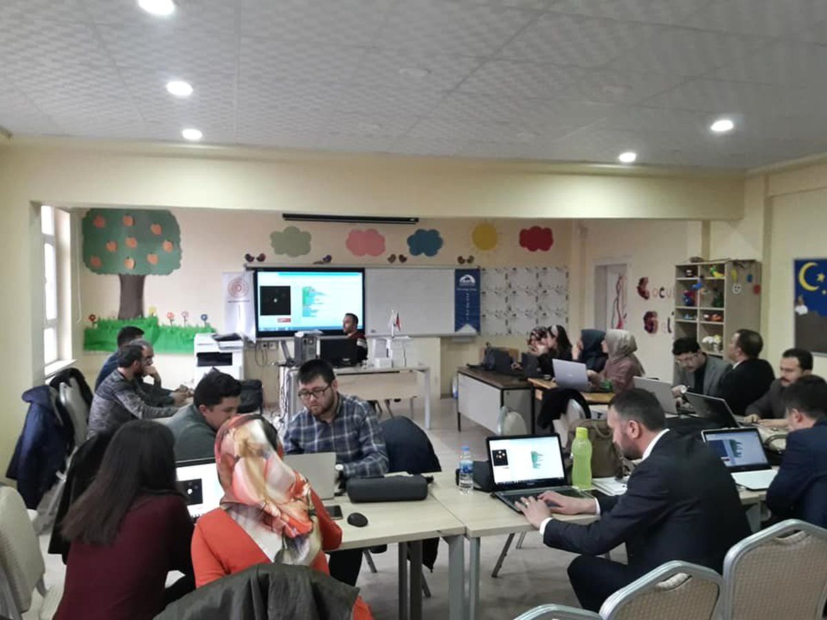Öğretmenlere Robotik Kodlama Eğitimi Veriliyor