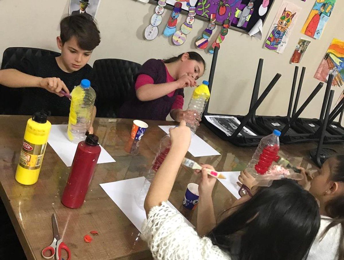 Plastik Şişelerle Bilgi Evi Bahçesini Rengarenk Yaptılar