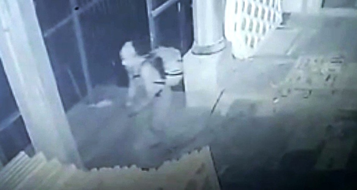 Tarihi Yeni Cami\'de Hırsızlık Yapan Zanlı, Kameralara Yansıdı
