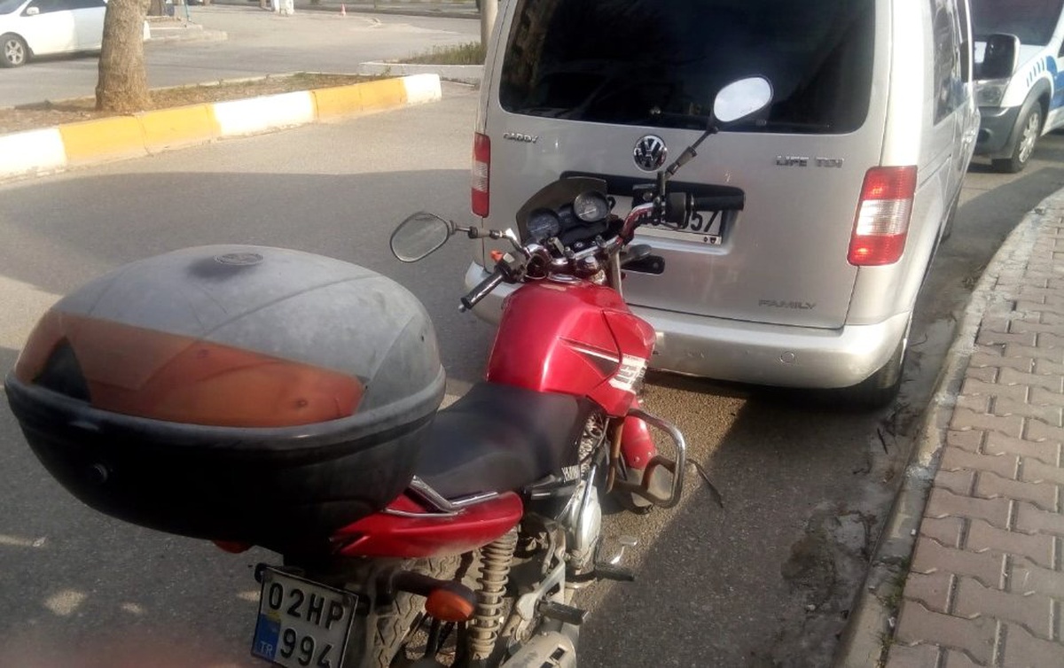 Tekerleğe Takılan Eşarp Kazaya Neden Oldu: 2 Yaralı