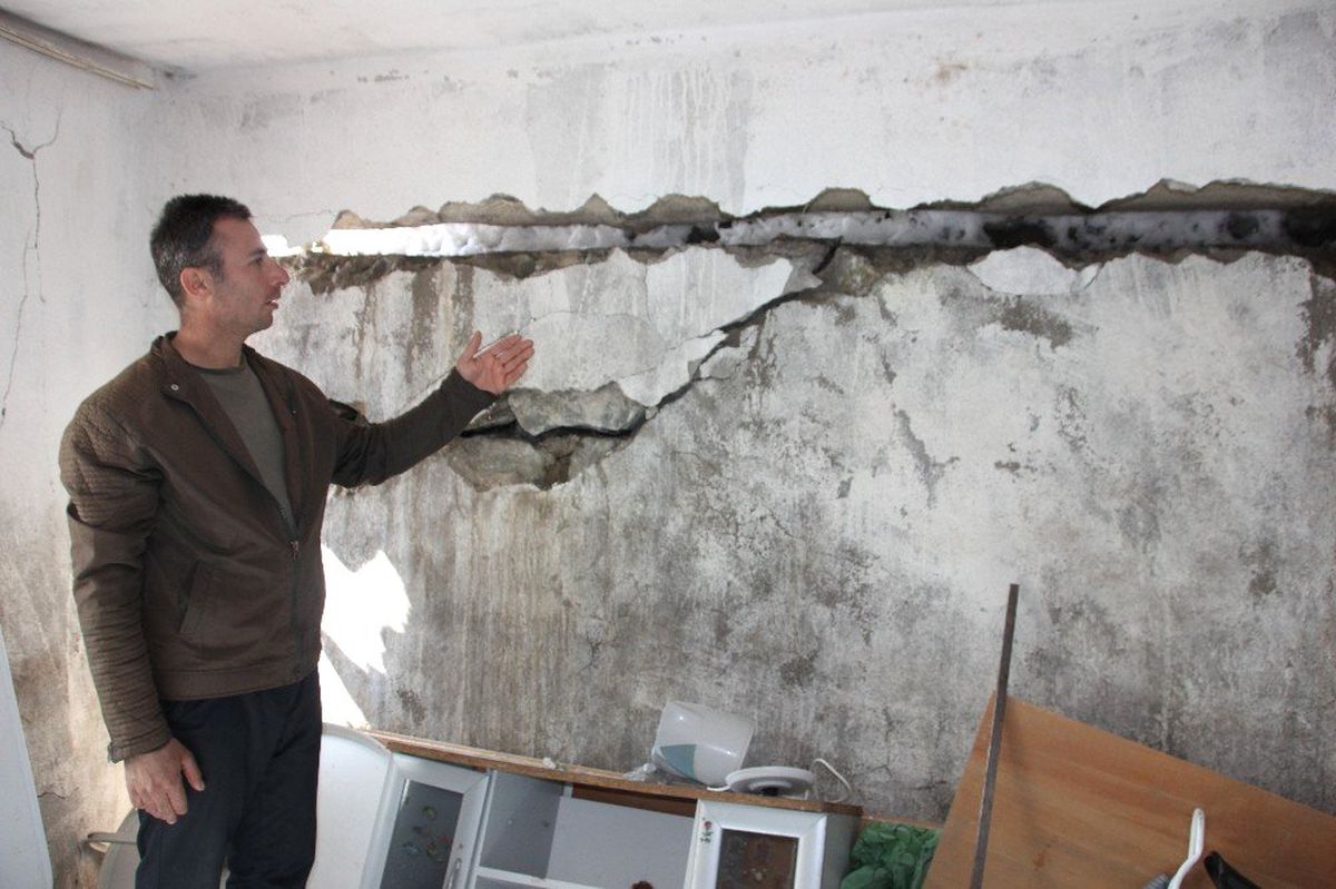 Toprak Kayması Sonucu 7 Evde Hasar Oluştu