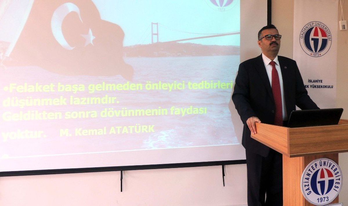 Üniversite Öğrencilerine Sivil Savunma ve Afet Bilinci Konferansı