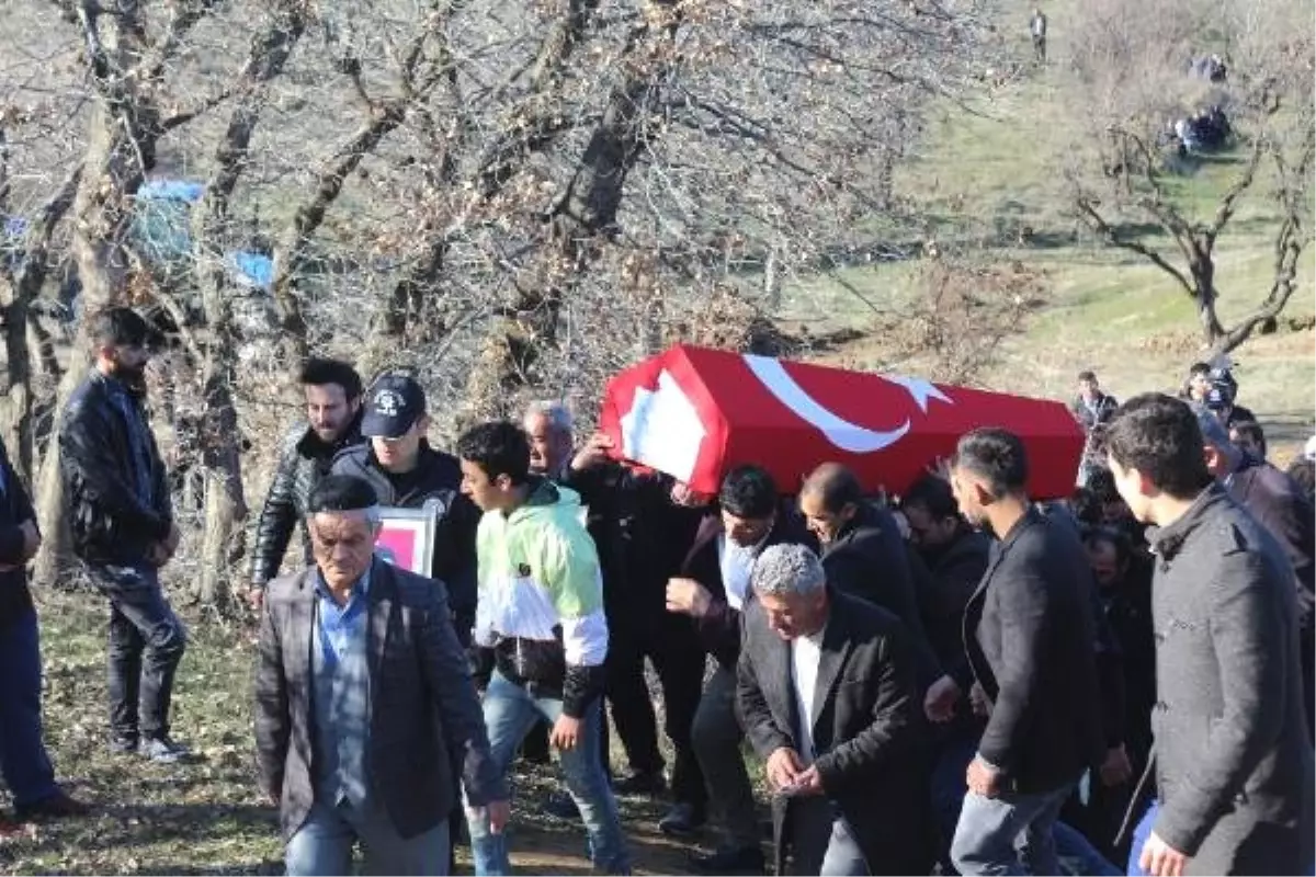 Uşak\'ta Trafik Kazası Sonucu Hayatını Kaybeden Polis Toprağa Verildi