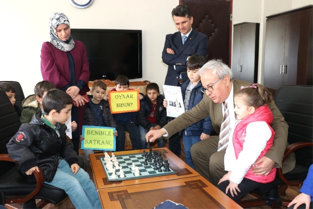Vali Amca ile Satranç Oynadılar