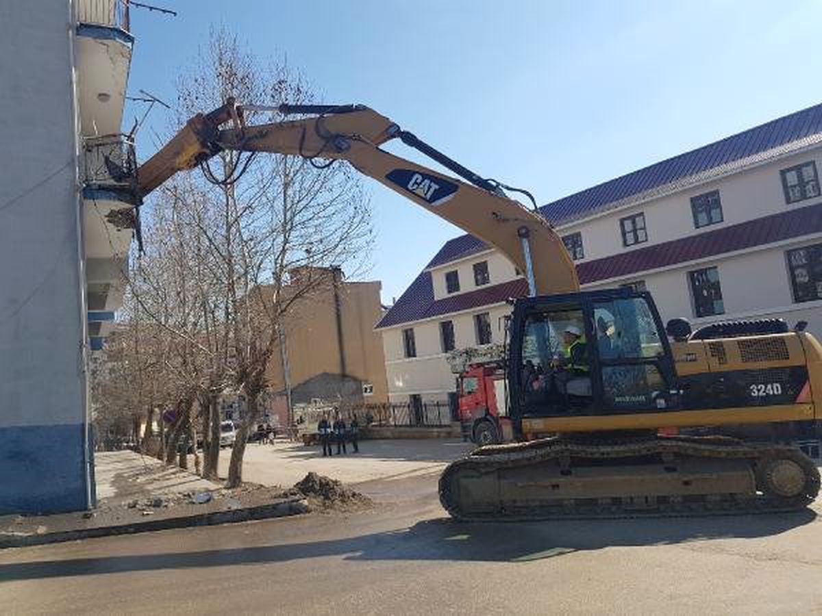 Vali Sonel\'den Yıkım Kararı Verilen Eski Sgk Binasına İlk Kepçe