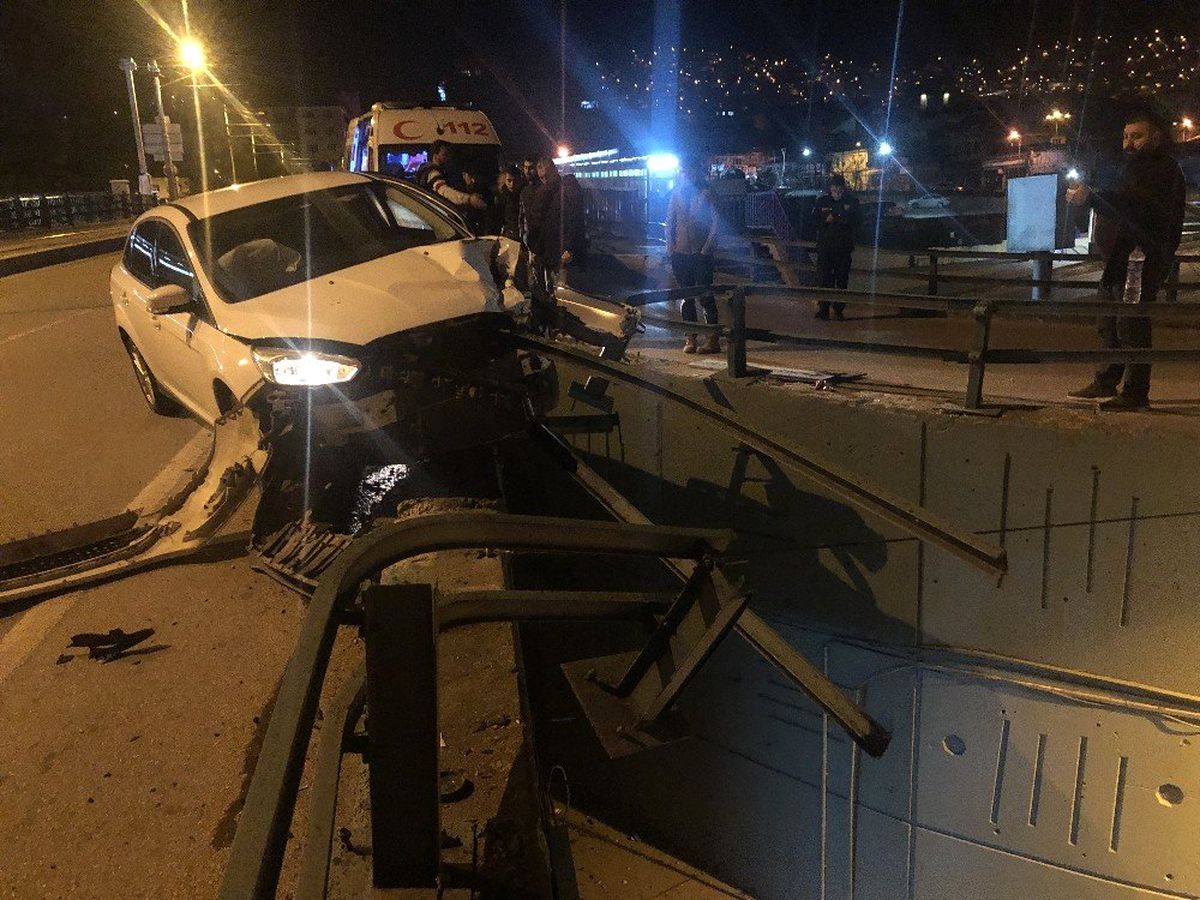 Virajı Alamadı, Bariyerlere Saplandı