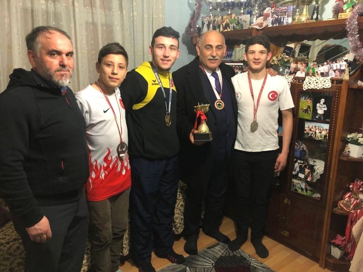 Yağlı Güreş Sözü Veren Şahin\'e Birincilik Kupası