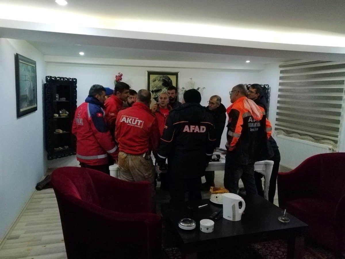 Yerin 90 Metre Altına Düşen İşçiye Böyle Ulaştılar